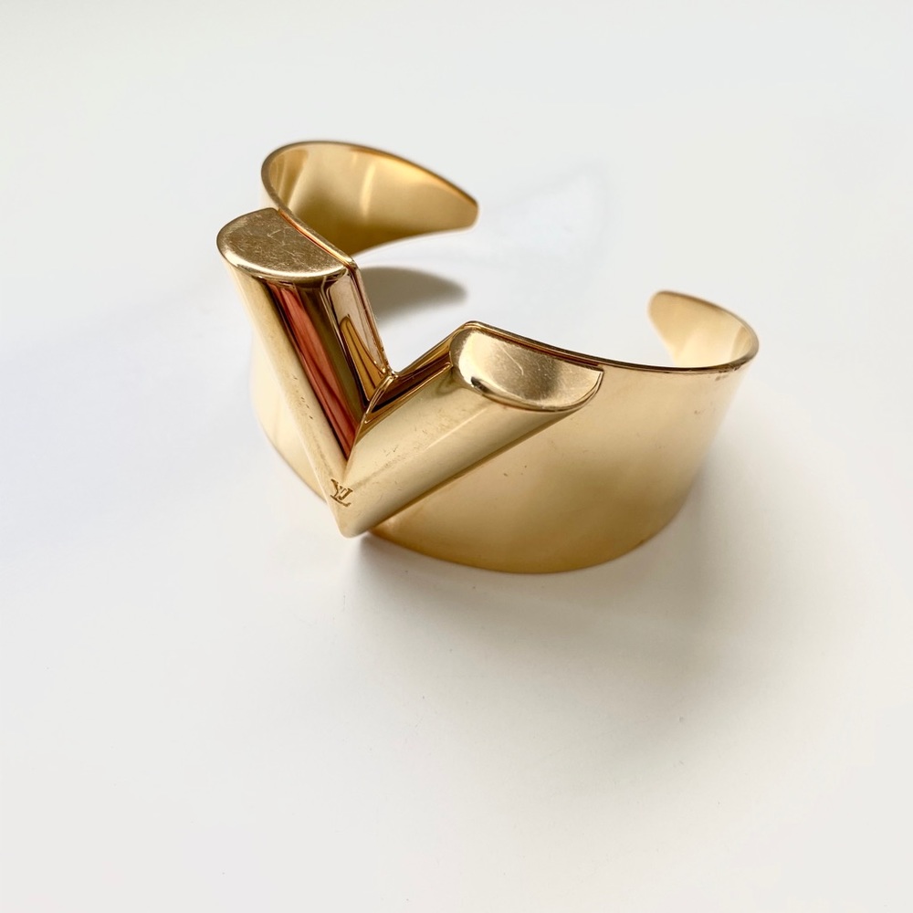 Essential V Cuff